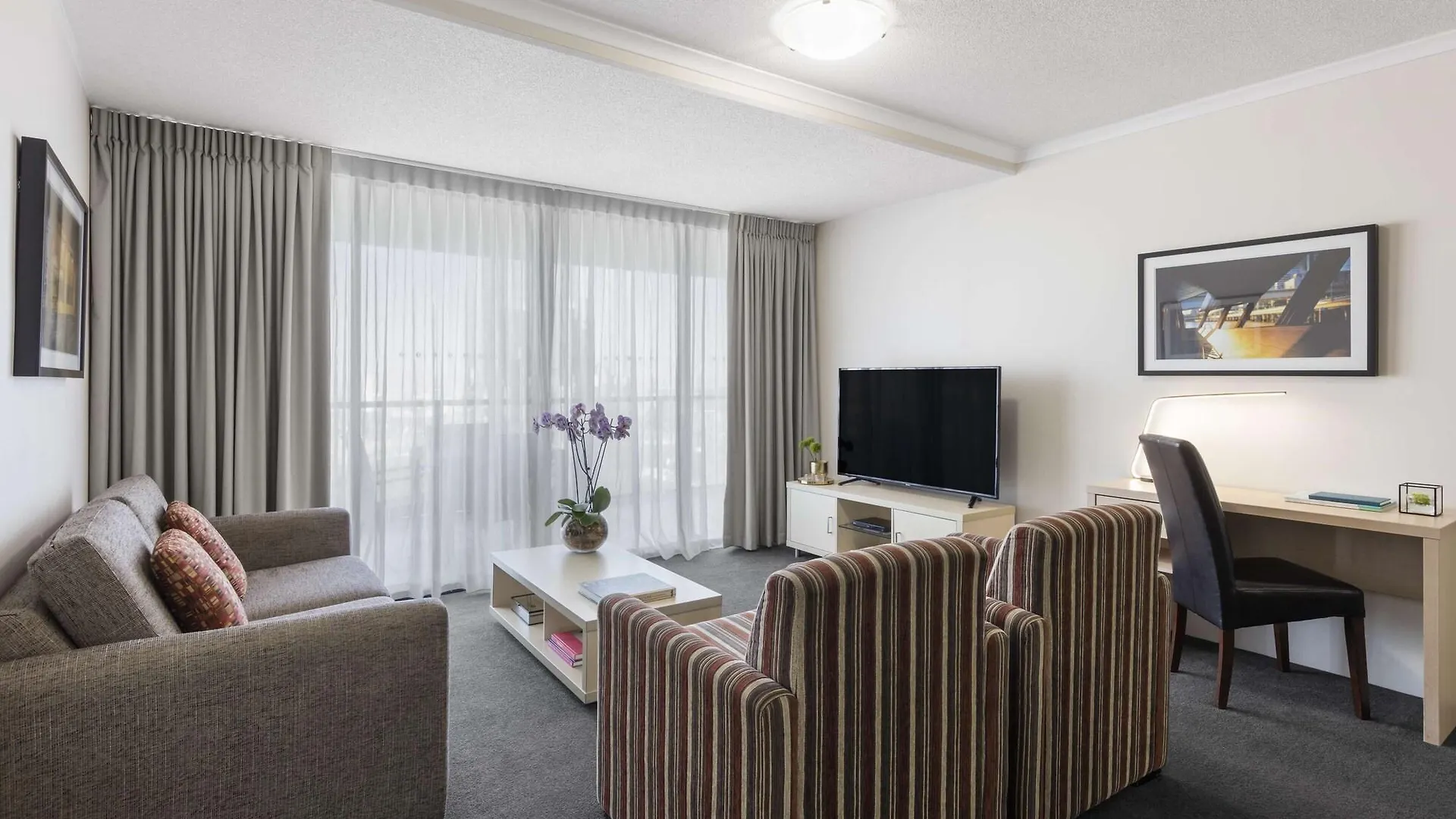 Oaks Brisbane River City Suites