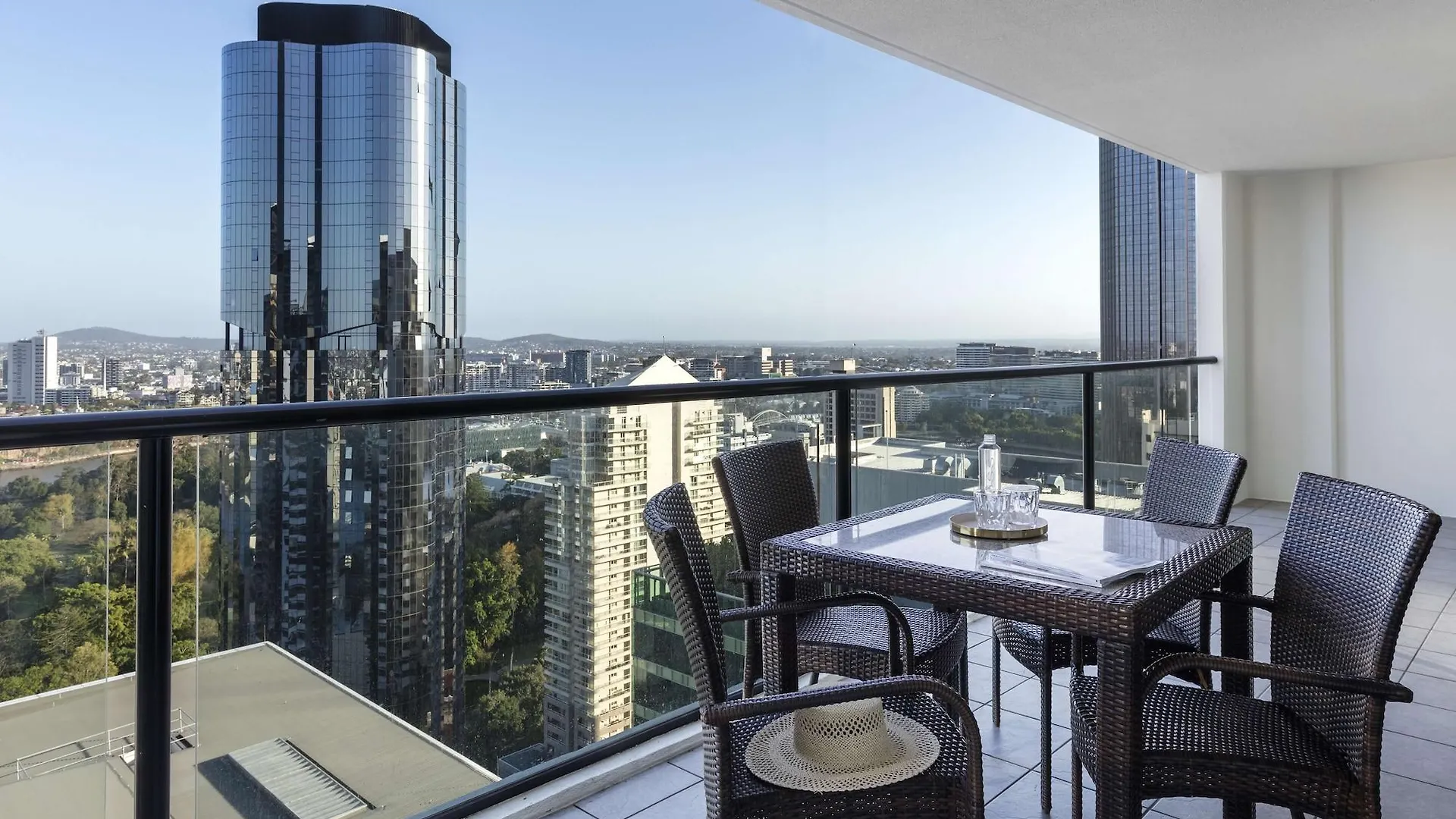 Oaks Brisbane River City Suites