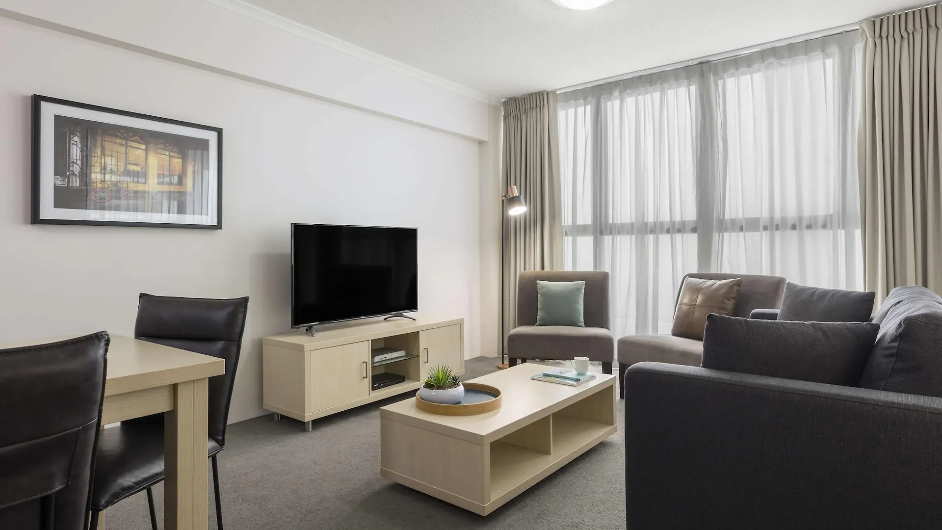 Oaks Brisbane River City Suites