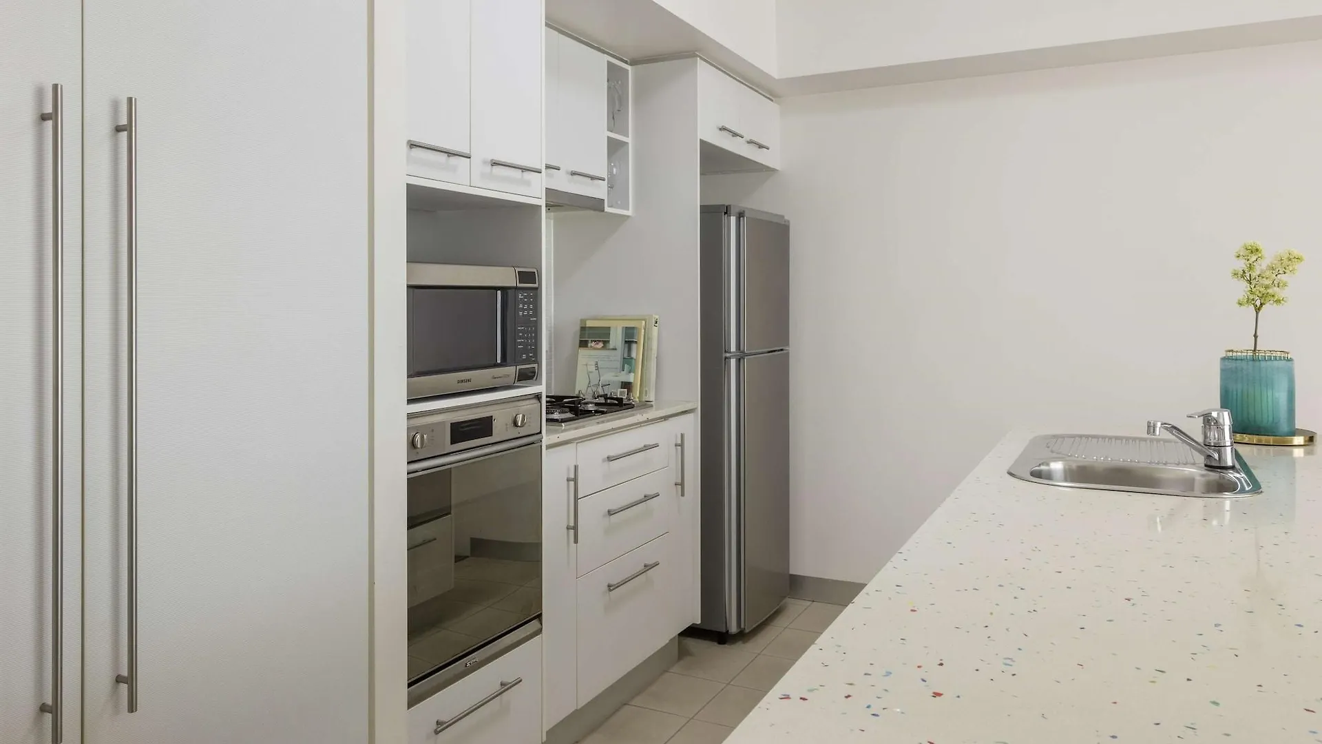 Oaks Brisbane River City Suites Aparthotel