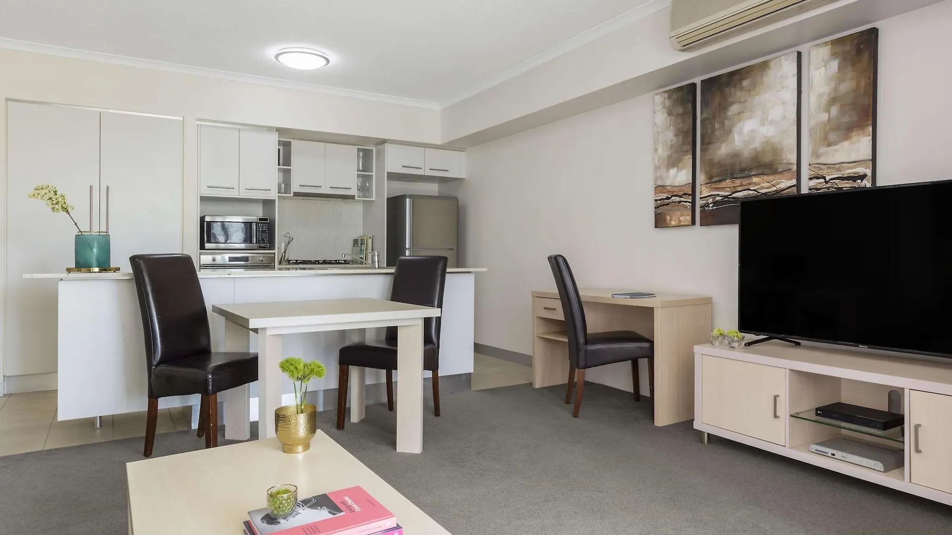 Oaks Brisbane River City Suites Australia