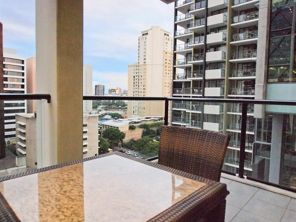 Oaks Brisbane River City Suites