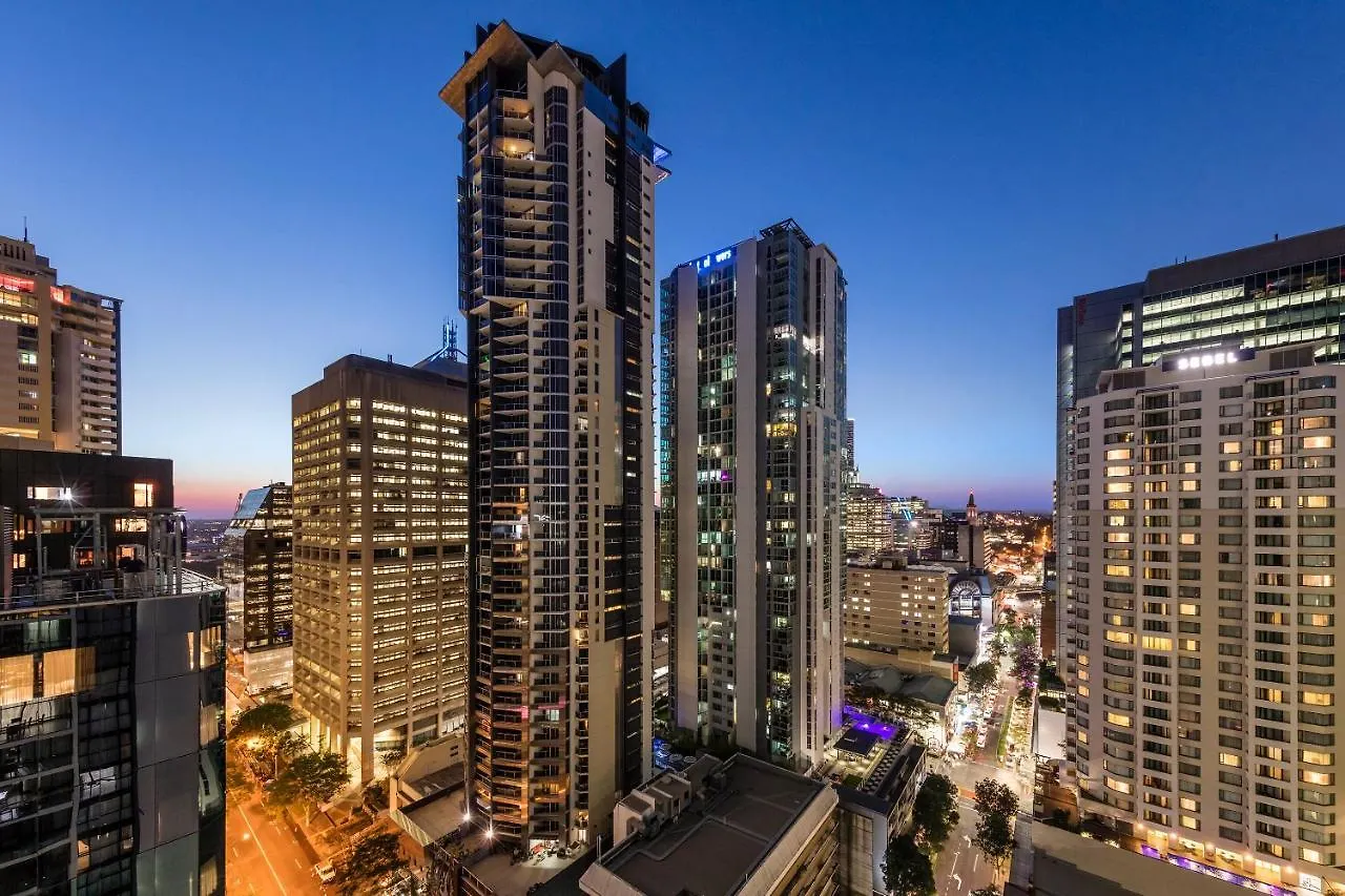 Oaks Brisbane River City Suites 4*,